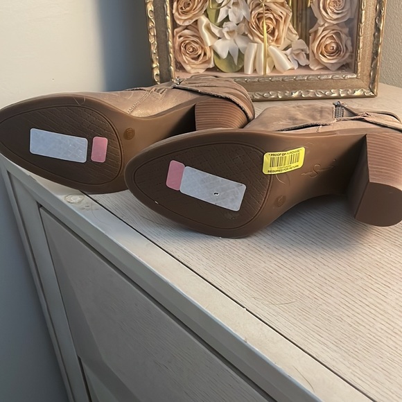 Jessica Simpson booties - Picture 2 of 4